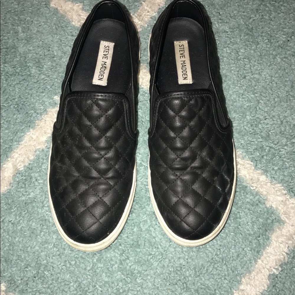 Steve Madden black slip on’s